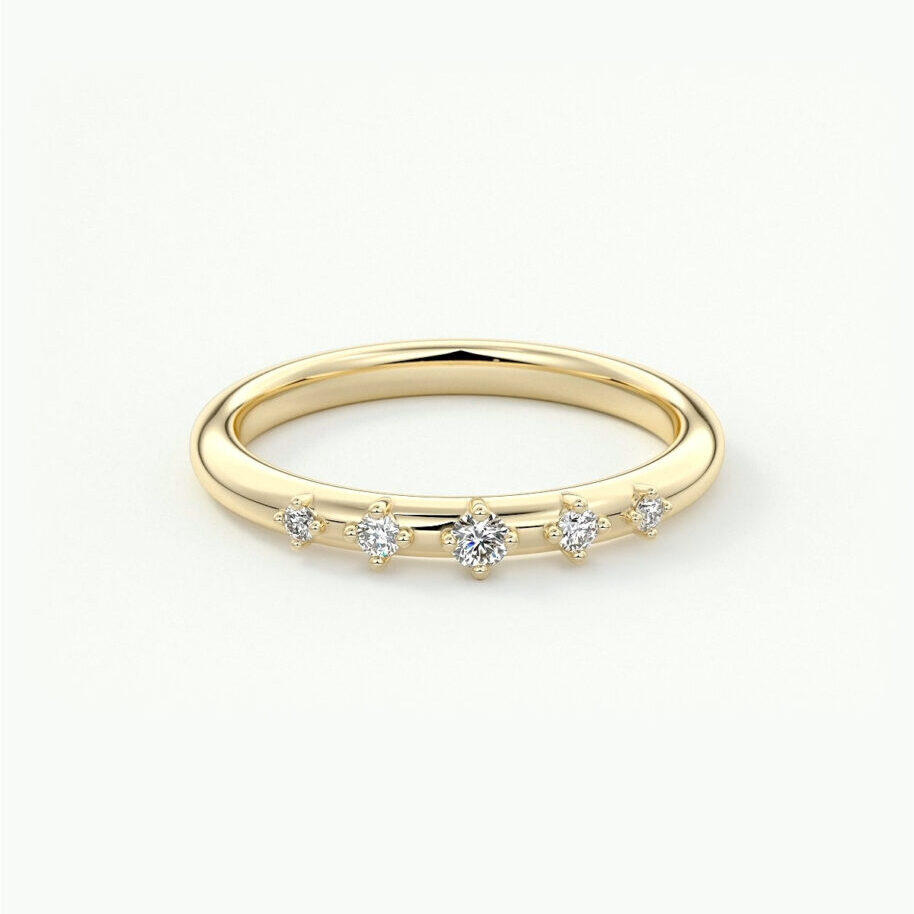 A wedding band with five graduating round brilliant diamonds in yellow gold 